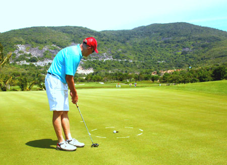 Một golfer người nước ngoài thi đấu  tại sân golf của Vinpearl Nha Trang.