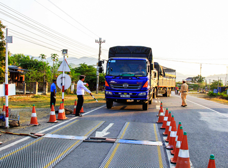 Siết chặt trọng tải xe chở mía
