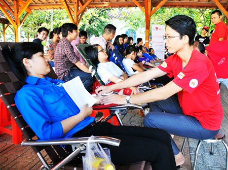 Sinh viên Trường Đại học Nha Trang tham gia hiến máu nhân đạo