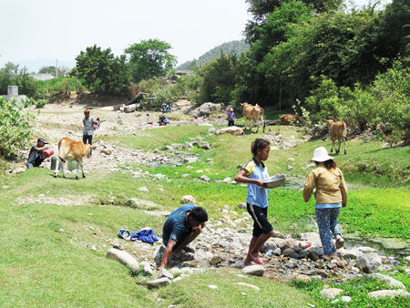 Một con suối khô cạn trên địa bàn xã Cam Thịnh Tây