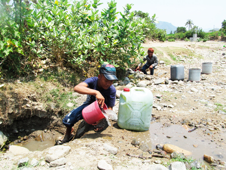 Người dân xã Cam Thịnh Tây chắt nước từ con suối khô cạn