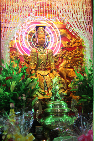 Worshipping statue of Thien Y Ana Goddess