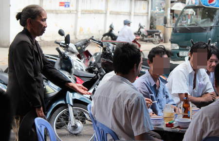 Một người lang thang xin ăn trên địa bàn TP. Nha Trang