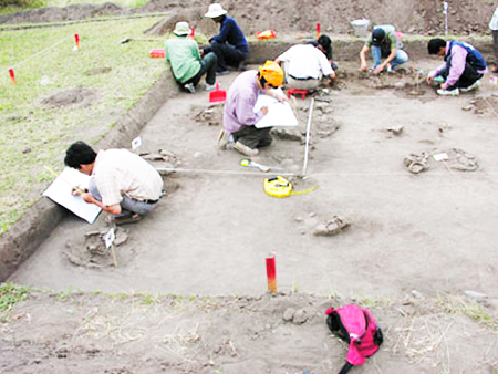 Khai quật khảo cổ ở di chỉ Hòa Diêm (Cam Thịnh Đông, TP. Cam Ranh)
