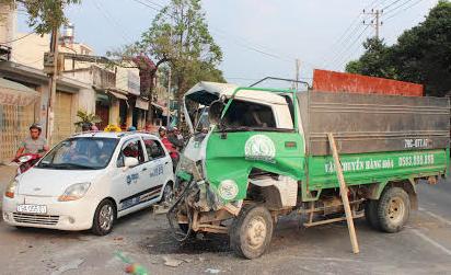 Tai nạn giao thông, 2 xe tải hỏng nặng