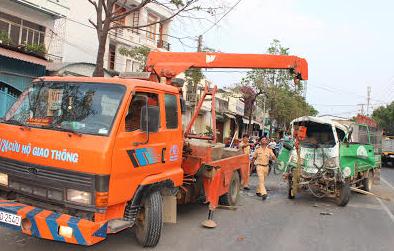 Xe cứu hộ và lực lượng Công an TP. Nha Trang điều tiết và giải tỏa hiện trường vụ tai nạn.