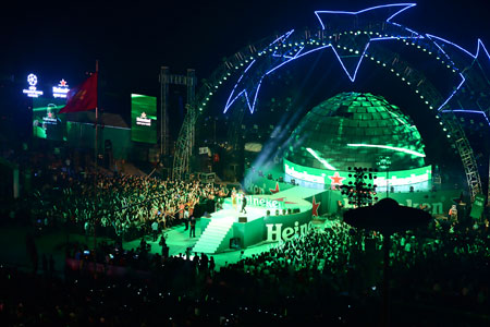 Hàng vạn khán giả Nha Trang đón cúp UEFA Champions League