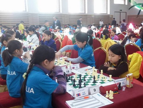 Cẩm Hiền đọ sức với các đối thủ trội hơn về nhiều phương diện.