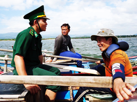 Bộ đội Biên phòng tỉnh thăm hỏi hoạt động đánh bắt thủy sản của ngư dân