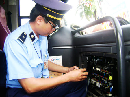 Kiểm tra việc gắn thiết bị giám sát hành trình trên phương tiện