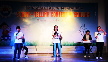 Học sinh Trường THCS Thái Nguyên biểu diễn văn nghệ bằng tiếng Anh
