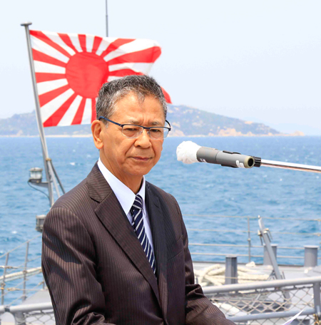 Đại sứ đặc mệnh toàn quyền Nhật Bản tại Việt Nam ngài Fukada Hiroshi đọc thư của Bộ trưởng Quốc phòng Nhật Bản Nakatani Gen tại tàu Ariake