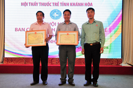 Ông Nguyễn Văn Nhuận – Bí thư Tỉnh đoàn trao bằng khen của Bộ Y tế cho các tập thể, cá nhân