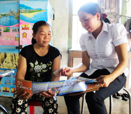 Cán bộ dân số xã Diên Bình - Diên Khánh hướng dẫn người dân dùng thuốc tránh thai