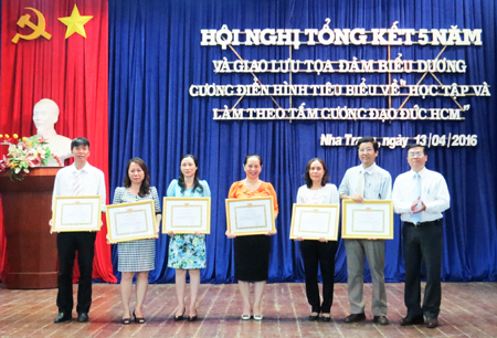 Tọa đàm "Học tập và làm theo tấm gương đạo đức Hồ Chí Minh"