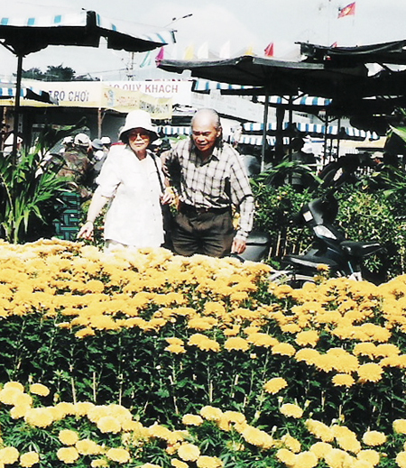 Nghệ sĩ Tào Hòa và vợ đi chợ hoa Tết năm 2013