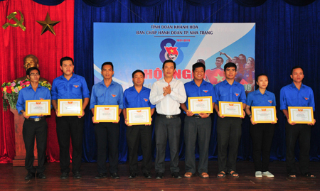 Anh Nguyễn Trọng Trung – Phó Bí thư thường trực Tỉnh đoàn khen thưởng các tập thể xuất sắc.
