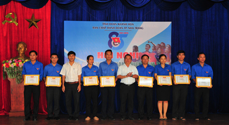 Ban tổ chức khen thưởng các cá nhân xuất sắc