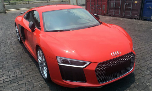 Mẫu xe thể thao hai cửa Audi R8 V10 Plus mới cập cảng Sài Gòn.