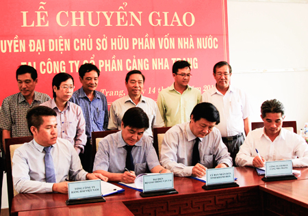 Các bên tham gia ký kết bàn giao Cảng Nha Trang