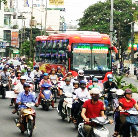 Tình trạng quá tải trên đường 23-10 vào chiều 12-4