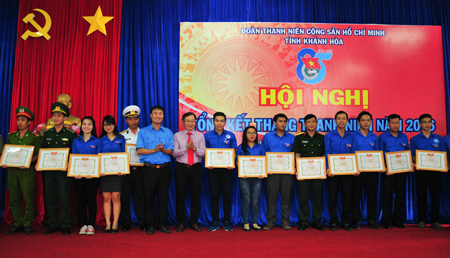 Ban tổ chức khen thưởng các tập thể xuất sắc