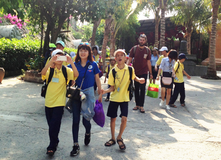 Trẻ em khuyết tật tham gia hoạt động ngoài trời tại Khu du lịch Trăm Trứng.