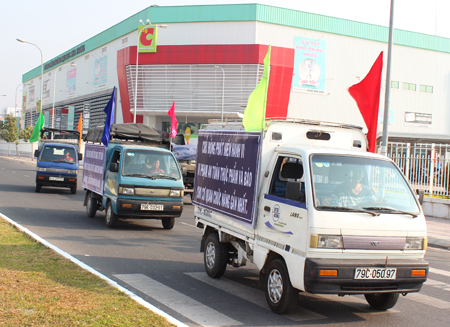 Các xe cổ động tuyên truyền trên các trục đường chính ở TP. Nha Trang (Ảnh: Hoàng Dung)