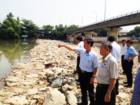 Đoàn công tác của Ban Kinh tế - Ngân sách HĐND tỉnh khảo sát tại đập ngăn mặn Vĩnh Phương