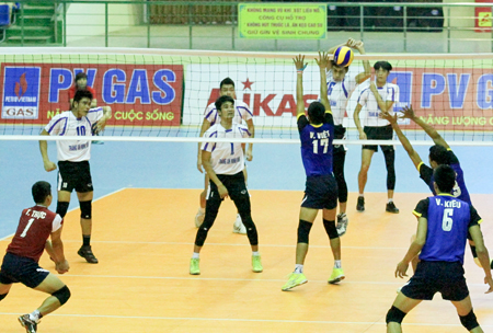 Các cầu thủ Sanest Khánh Hòa trong một trận đối đầu với Tràng An Ninh Bình mùa giải năm ngoái