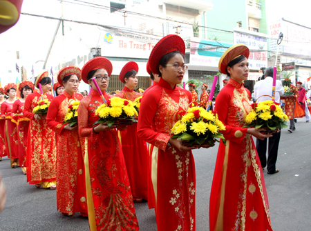 Đoàn thiếu nữ mang hương hoa chuẩn bị dâng lên bàn thờ Đức Quốc tổ.