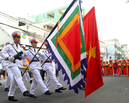 Đội kiêu binh mang Quốc kỳ và cờ hội.
