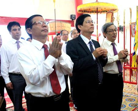 Ông Nguyễn Tấn Tuân (giữa) dẫn đầu đoàn đại biểu đại diện cho Tỉnh ủy, HĐND tỉnh, UBND tỉnh, Ủy ban MTTQ Việt Nam tỉnh dâng hương lên Đức Quốc tổ.
