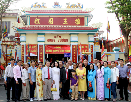 Các đại biểu chụp hình lưu niệm trước Đền Hùng Vương.