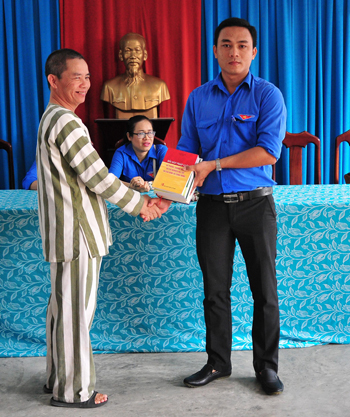 Chi đoàn Thư viện tỉnh trao tặng sách cho các phạm nhân.