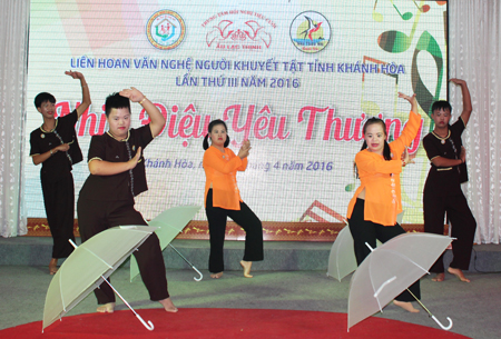 Một tiết mục múa của trẻ em khuyết tật tại liên hoan.