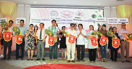 Ban tổ chức tặng hoa và cờ lưu niệm cho các đội tham gia.