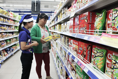 Người dân mua sắm hàng hóa tại siêu thị