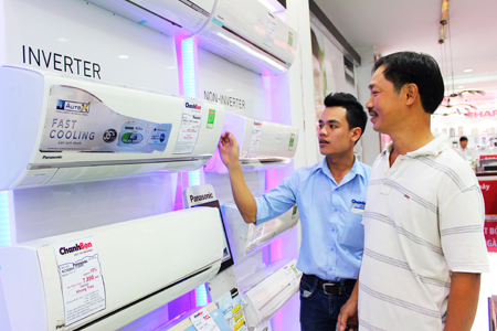 Khách hàng nghe tư vấn sản phẩm máy lạnh công nghệ inverter tiết kiệm điện