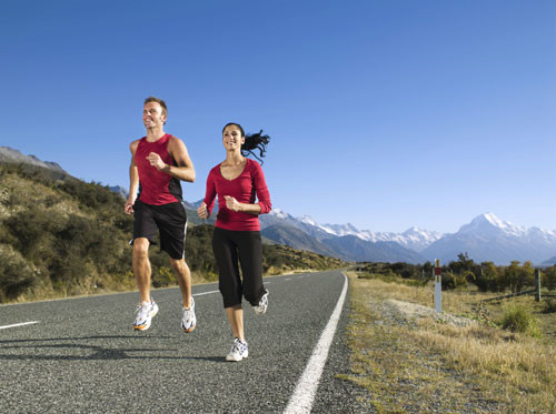 Năng vận động giúp giữ huyết áp ở mức ổn định, qua đó giảm thiểu nguy cơ bị trụy tim - Ảnh: Shutterstock