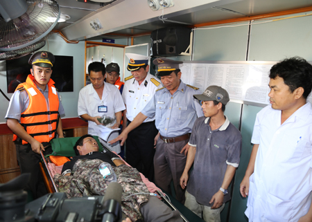 Ngư dân Trương Công Tám được đưa vào bờ an toàn