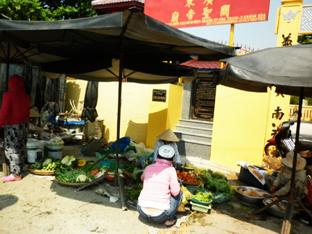 Buôn bán che cả bia di tích lịch sử văn hóa