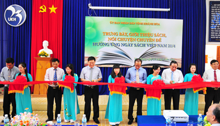 Trưng bày hơn 2.400 đầu sách