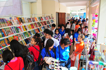Ngày hội thu hút đông đảo sinh viên, đọc giả tham gia.
