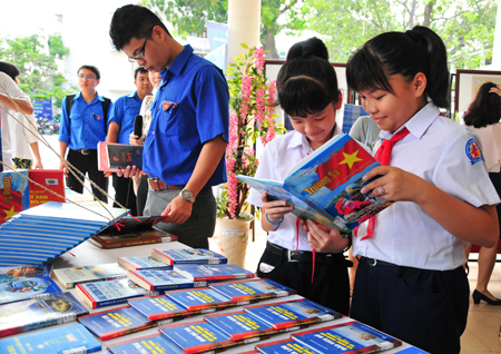 Các học sinh thích thú với sách về chủ quyền biển đảo