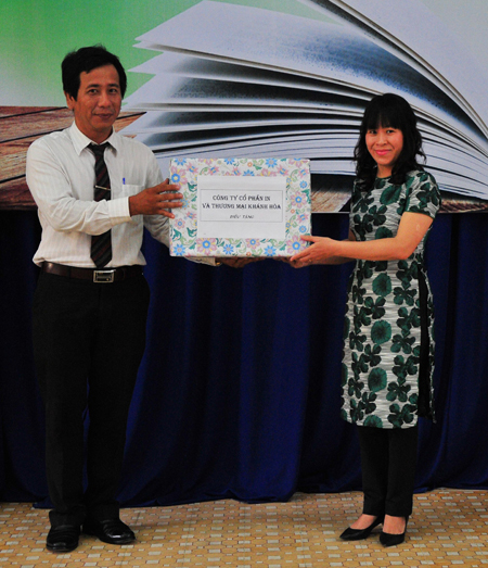 Công ty Cổ phần In và Thương mại Khánh Hòa tặng sách cho Trường Đại học Khánh Hòa