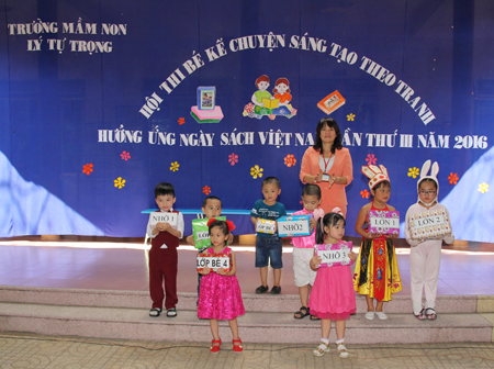 Cô Bùi Thị Thu Hà - Hiệu trưởng nhà trường trao giải cho các bé.