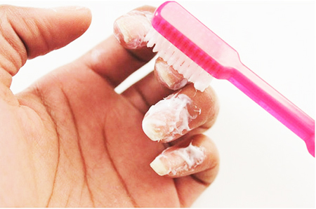  Khi móng tay ố vàng, hãy thử dùng kem đánh răng để cải thiện màu sắc móng