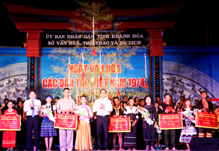 Ban tổ chức tặng cờ lưu niệm và hoa cho các đơn vị tham gia Ngày văn hóa các dân tộc Việt Nam