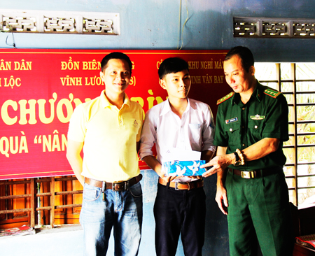 Trao học bổng “Nâng bước em tới trường” cho em Nguyễn Phước Tiến
